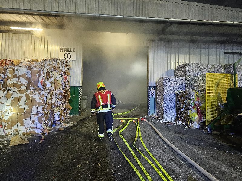 Brand in Lagerhalle (Bild 2)